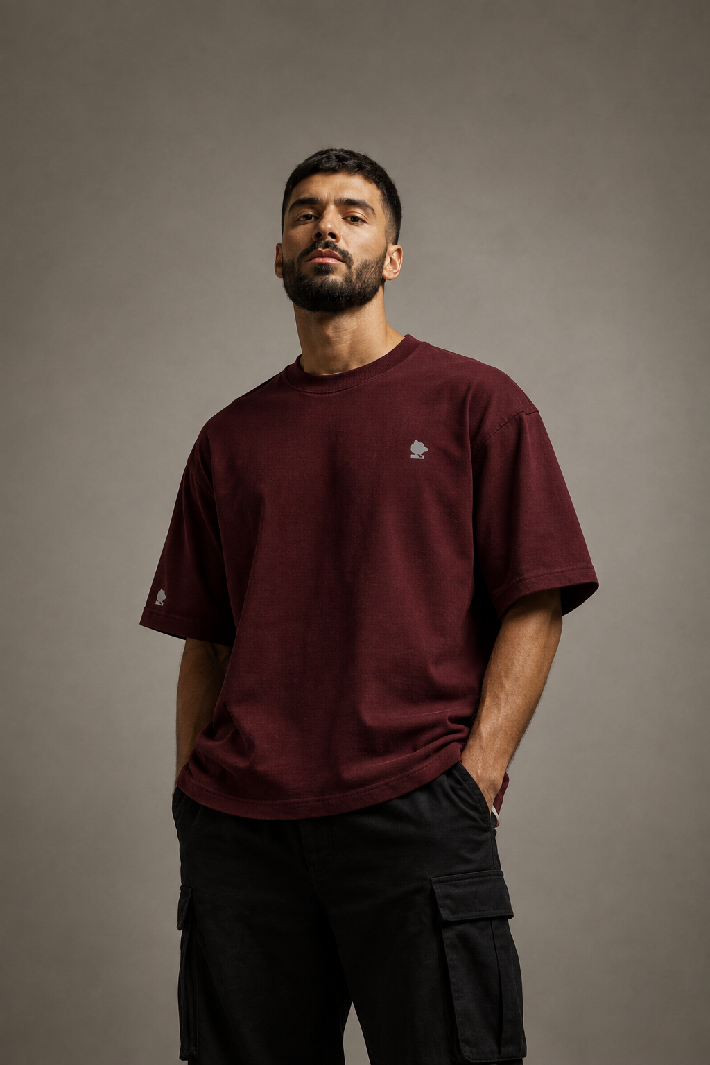 Modelo masculino vestindo a camiseta NORCMENS bordô